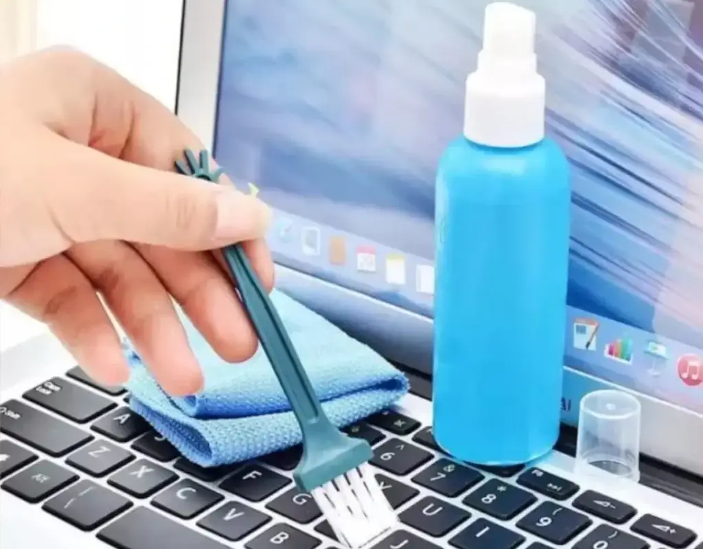 Cómo limpiar una Notebook o Macbook: 12 consejos para aumentar su vida útil y mantenerla sana y duradera - Intratecno - Cleaning Kit Liquid Microfiber cloth dust brush notebook laptop electronics
