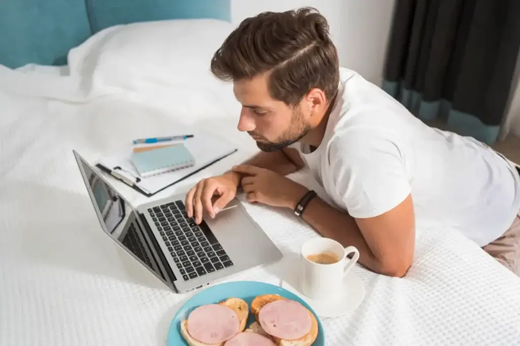 12 consejos útiles para optimizar la durabilidad y mejorar el rendimiento de tu Notebook y MacBook - casual adult male enjoying working home