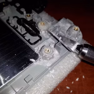 Reparacion-de-Carcasas-y-Bisagras-de-notebooks-laptops-tapas-marcos-pantalla-1.avif