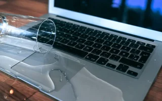 macbook derrame de liquido corrosion agua volcada