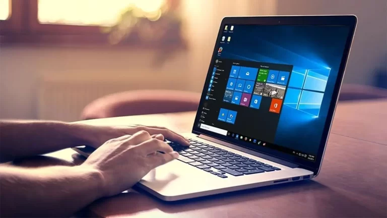 hombre usando laptop con windows 10 instalacion de software