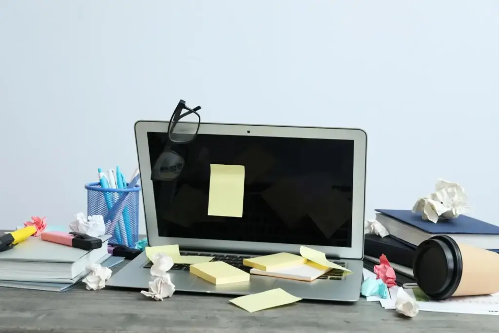 12 consejos útiles para optimizar la durabilidad y mejorar el rendimiento de tu Notebook y MacBook - ambiente sucio cerca de la notebookmessy office workplace workspace
